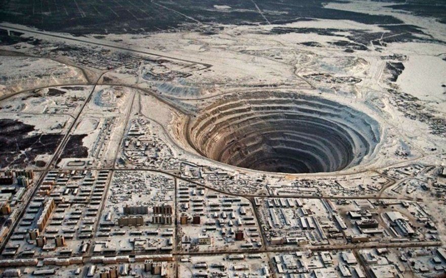 Mirny-Diamond-Mine-Eastern-Siberia-Russia-881x550