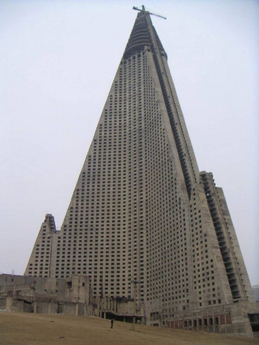 Ryugyong-Hotel-North-Korea-526x700