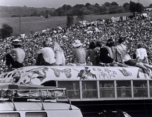 WOODSTOCK USA 1969 Michael Wadleigh Film chronicle of the legendary Woodstock music festival. 1969 fand das legendäre Open-air-Festival 'Woodstock' in der kleinen Gemeinde Bethel westlich von New York statt. Fast eine halbe Million junger Amerikaner strömte zum spektakulärsten Festival der Rockgeschichte, das vor dem Hintergrund von Vietnamkrieg und Rassismus zum musikgeschichtlichen Höhepunkt der Hippie-Bewegung wurde. Bild: Junge Festivalbesucher auf dem Dach eines Buses mit Flower-Power-Motiven ||rights=RM